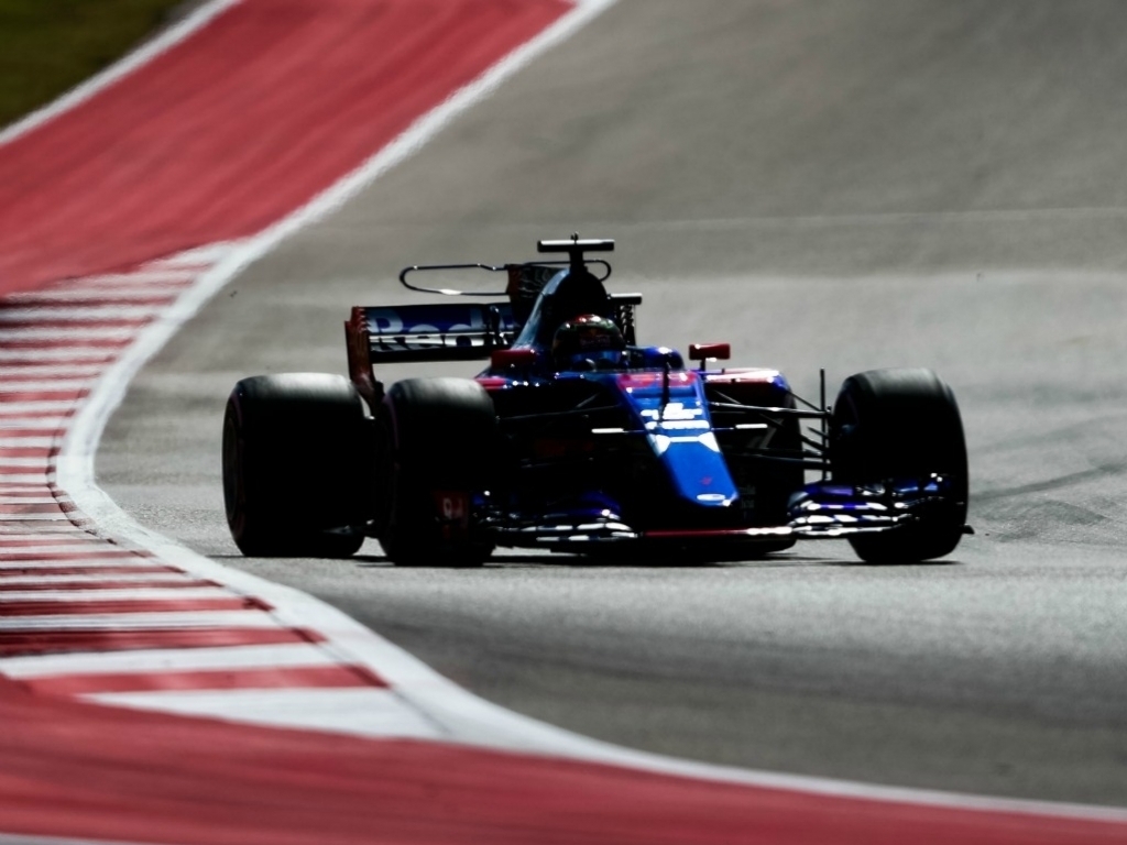 Hartley knocked out in Q1 on debut
