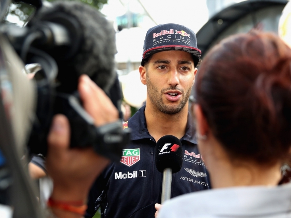 Ricciardo sets deadline for Red Bull talks