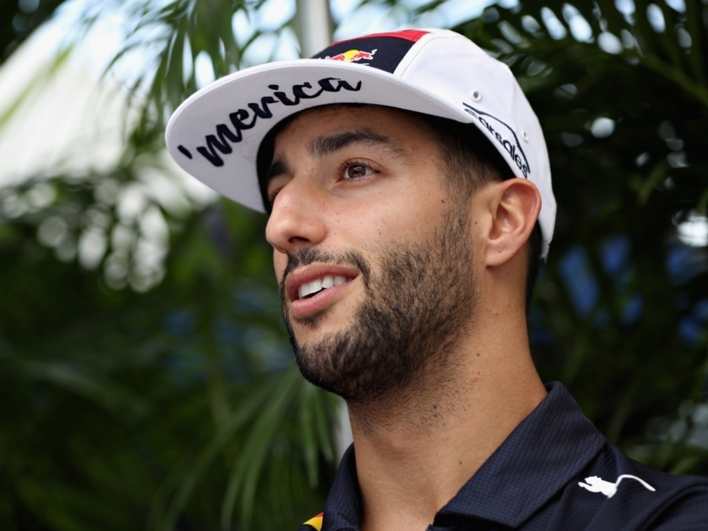 Red Bull put pressure on Ricciardo