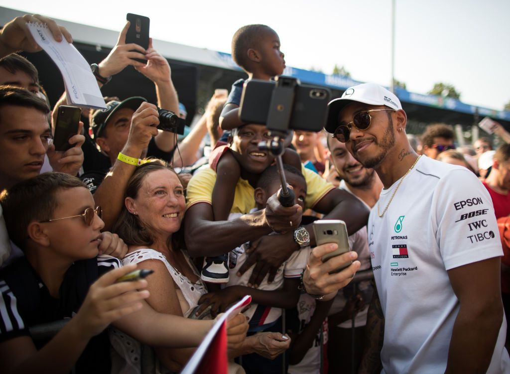 Hamilton makes belated arrival at Monza
