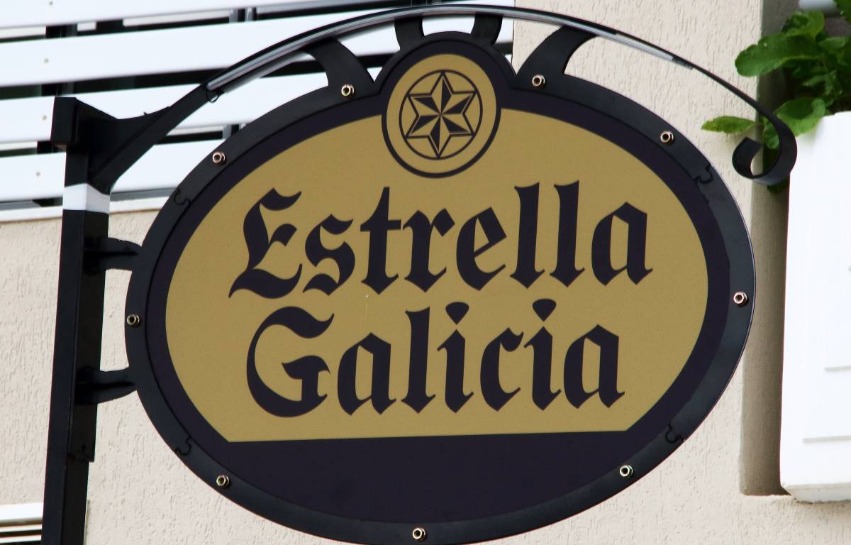 Estrella Galicia 0,0 follow Sainz to Ferrari