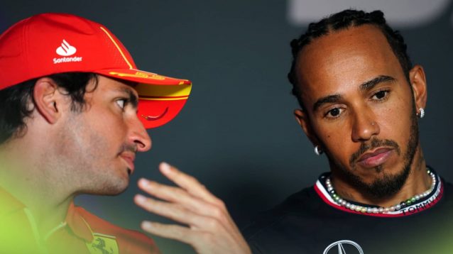Carlos Sainz talks to Lewis Hamilton during the press conference in Bahrain