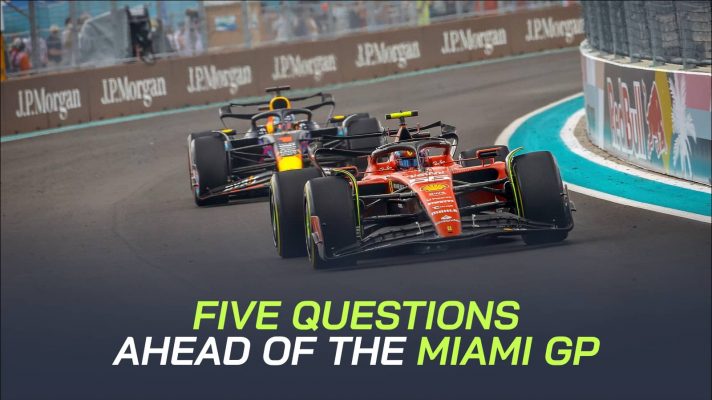 Max Verstappen pursues Carlos Sainz during the 2023 Miami Grand Prix