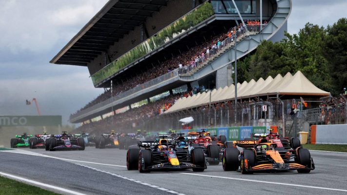 Max Verstappen and Lando Norris at the head of the pack at the 2024 Spanish Grand Prix start.