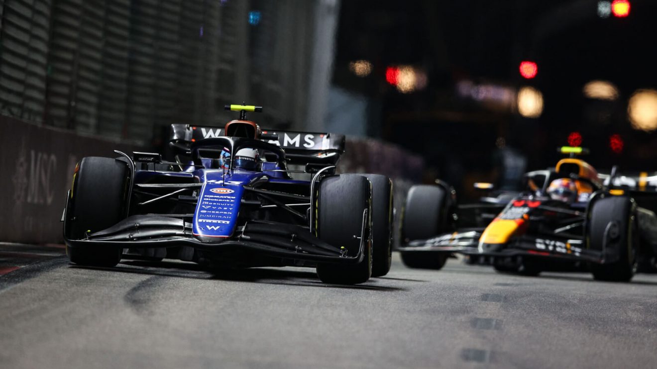 Franco Colapinto defending against Sergio Perez