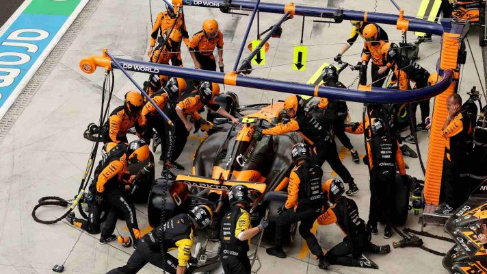 McLaren Formula 1 pit stop PlanetF1