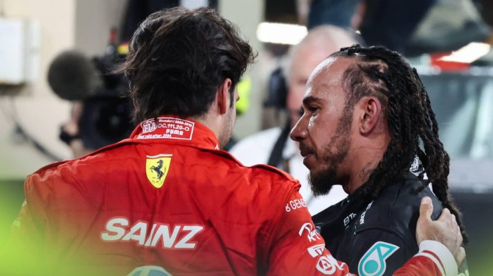 Carlos Sainz pats Lewis Hamilton on the back on the grid in Abu Dhabi
