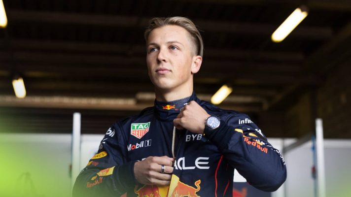 Liam Lawson zips up his Red Bull race suit