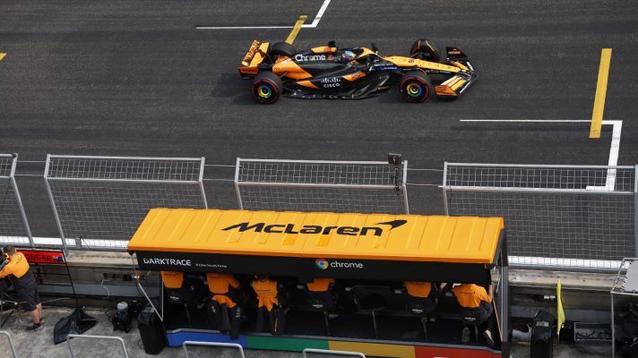 Oscar Piastri, McLaren MCL38, passes the McLaren pit wall