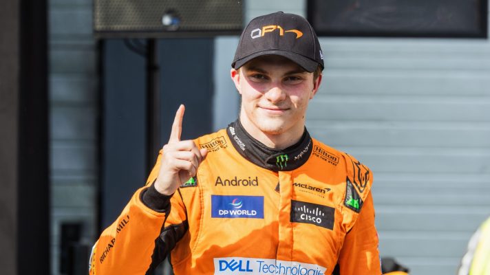 Oscar Piastri raises his finger