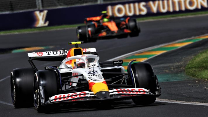 Yuki Tsunoda ahead of Lando Norris
