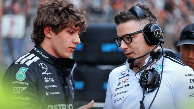 Andrea Kimi Antonelli and Peter Bonnington deep in conversation on the Chinese GP sprint grid