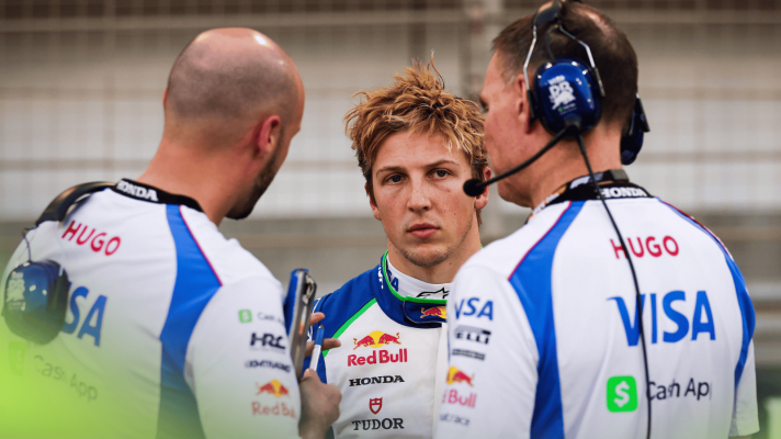 Liam Lawson in conversation with two Racing Bulls engineers on the grid at the Bahrain GP