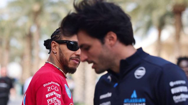 Carlos Sainz and Lewis Hamilton in conversation during Bahrain F1 2025 testing