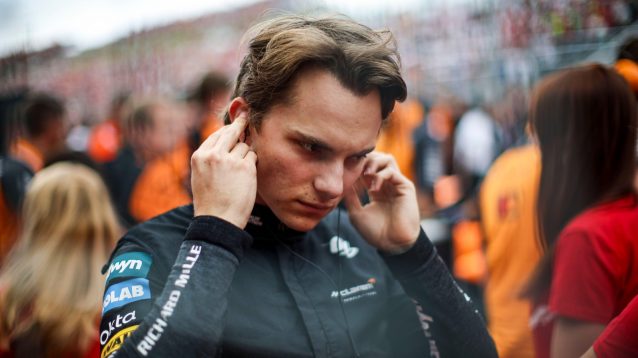 Oscar Piastri fixes his earpieces