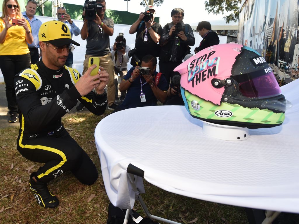 Daniel ricciardo best sale 2019 helmet