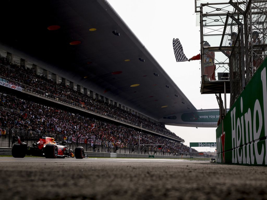 Max_Verstappen_chequered_flag_China_PA