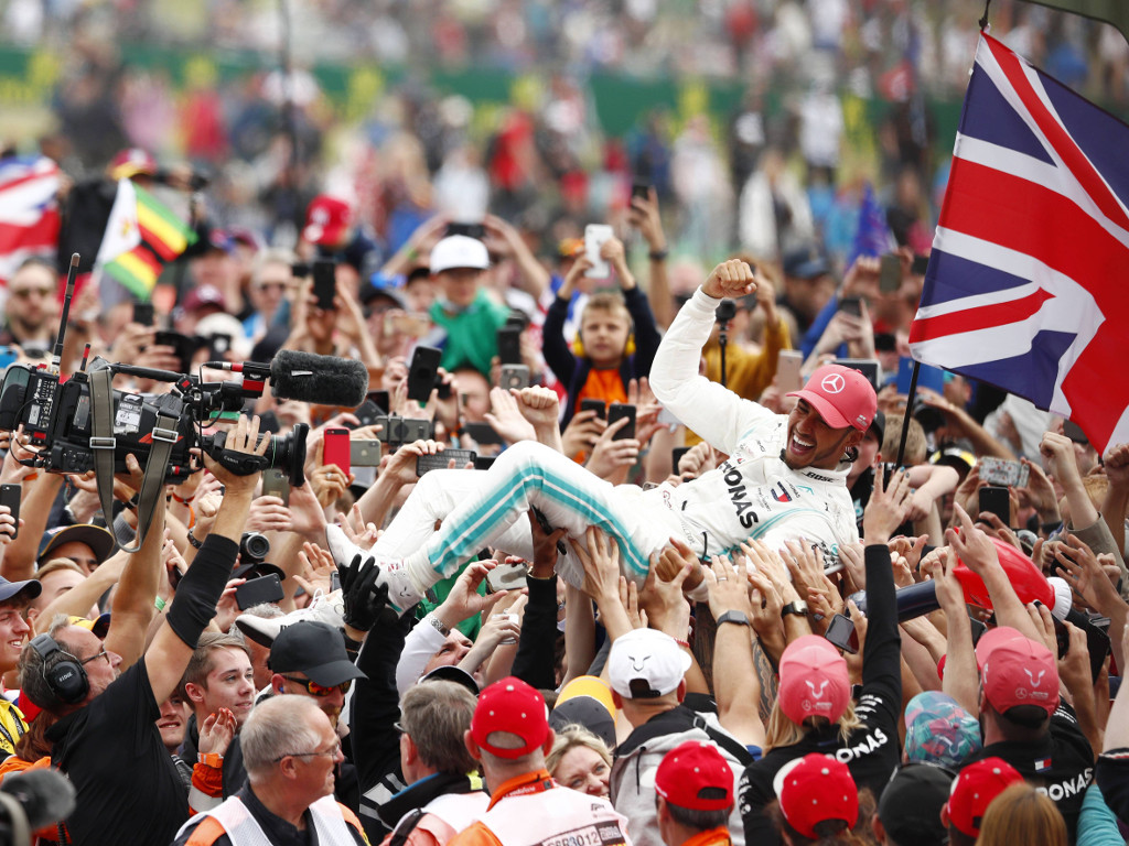 Lewis-Hamilton-crowd-surfing-PA1