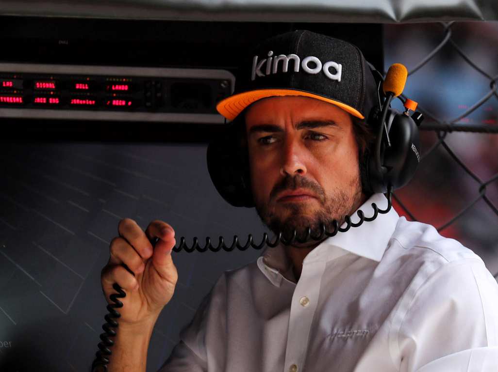 Fernando-Alonso-pit-wall-PA