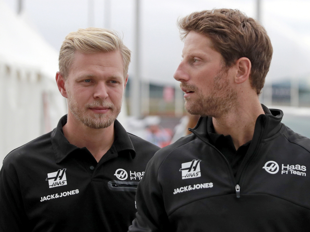 Kevin Magnussen Et Romain Grosjean Discutent