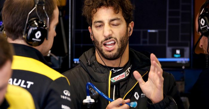 Daniel-Ricciardo-speaking-with-Renault-700x367.jpg