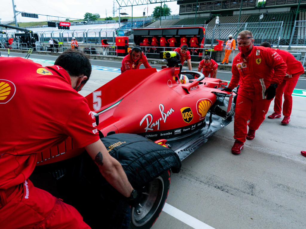 Ferrari mechanics Sebastian Vettel.jpg