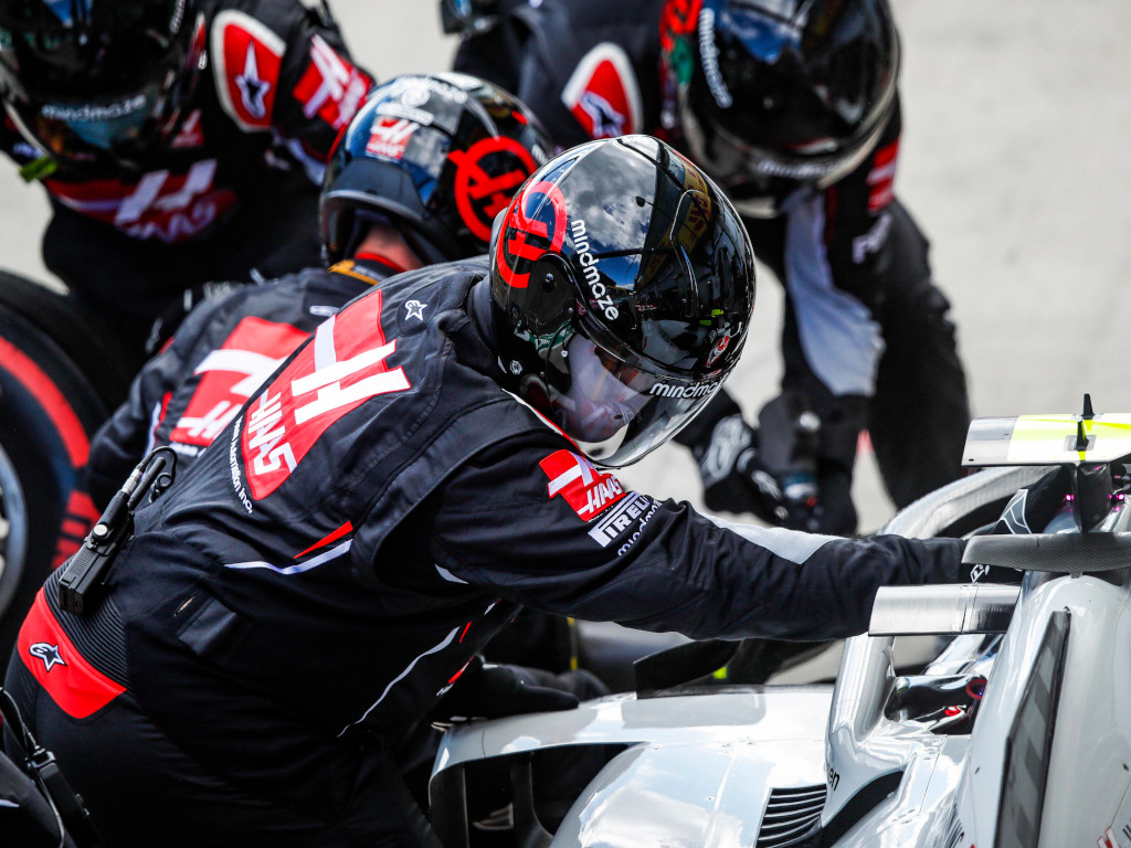 Haas mechanics pit stop