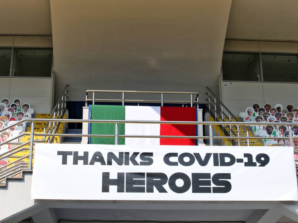 意大利大奖赛排位赛的横幅感谢新冠肺炎英雄