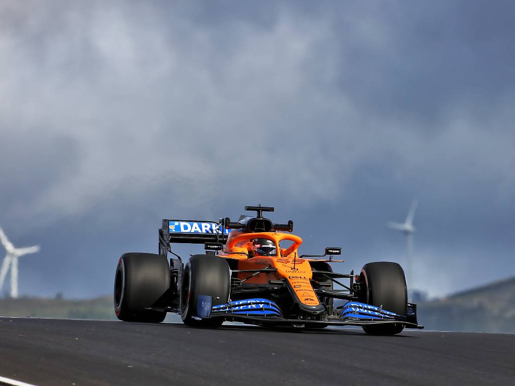 Carlos Sainz Dans Sa Mclaren Lors Du Fp1 Pour Le Grand Prix Du Portugal