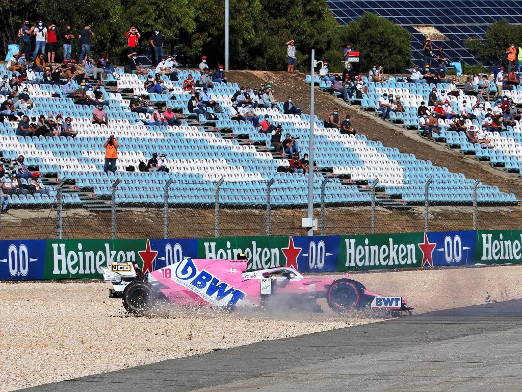 Lance Stroll Fait Tourner Son Racing Point Dans Le Gravier Après Être Entré En Collision Avec Max Verstappen Lors Du Fp2 Pour Le Grand Prix Du Portugal