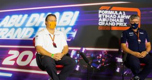 扎克·布朗和奥特马尔·萨夫纳尔在斯泰尔马克大奖赛的新闻发布会上。奥地利2021年6月