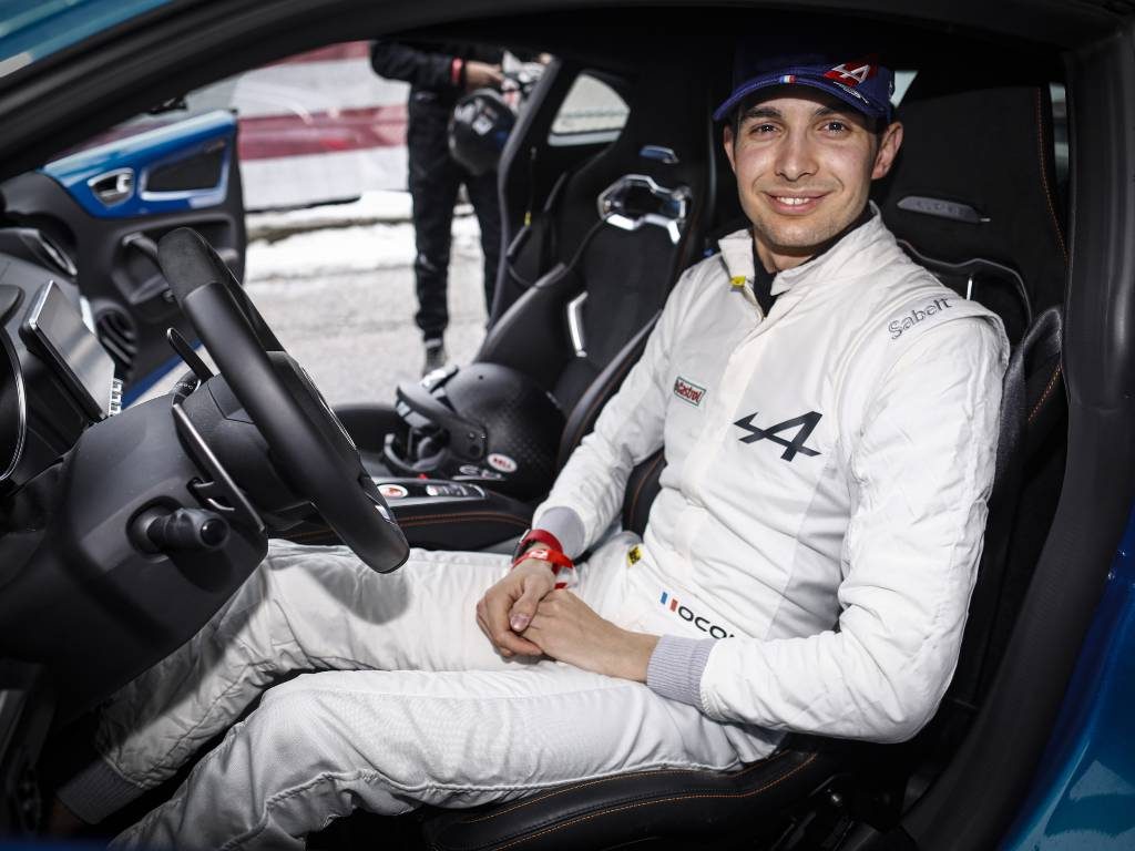 Esteban Ocon Dans La Voiture De Course Alpine Pour Le Rallye De Monte Carlo