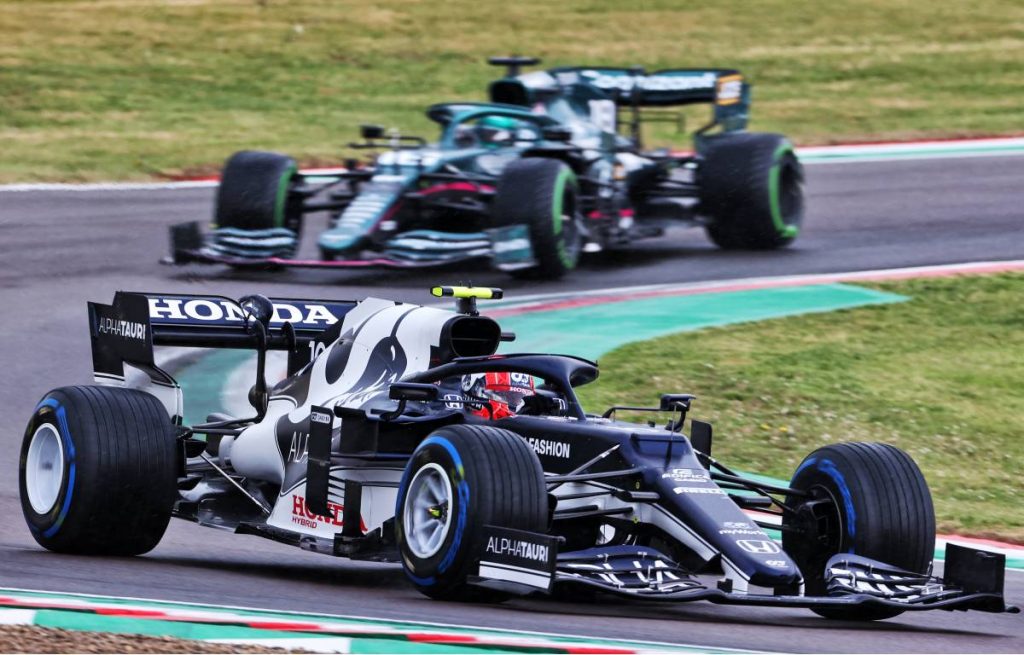 Pierre Gasly, AlphaTauri, con neumáticos de lluvia completos, seguido de Aston Martin