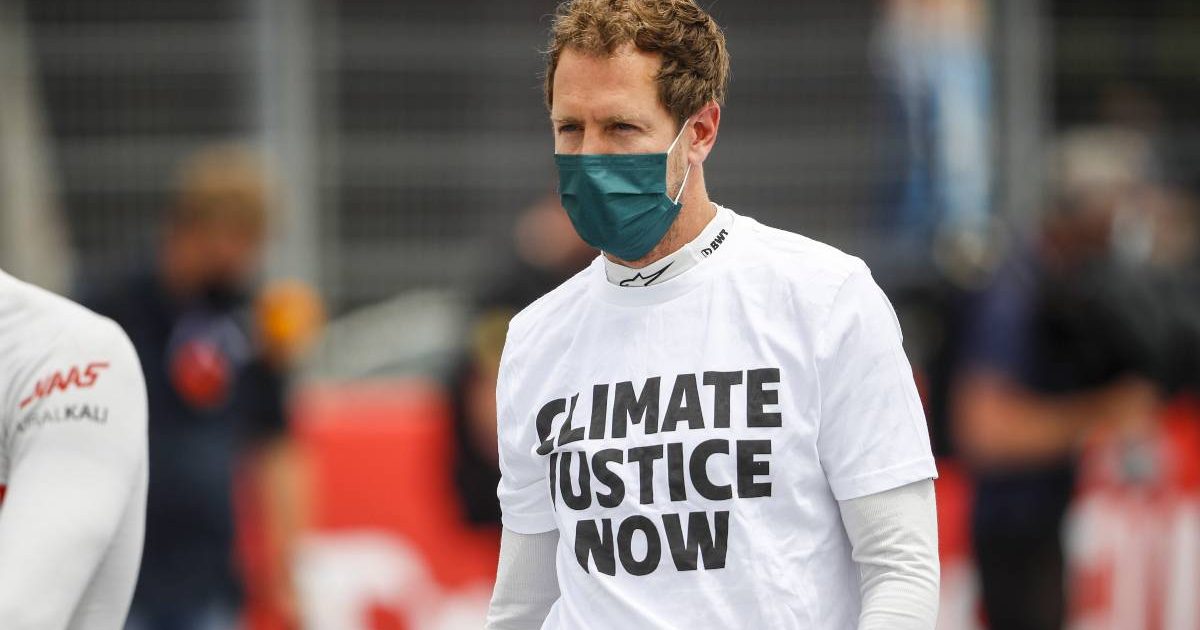 Sebastian Vettel portant un tee-shirt sur lequel est écrit 