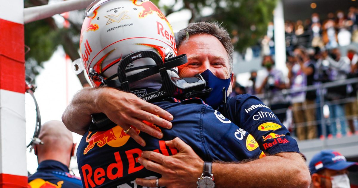 Christian Horner拥抱Max Verstappen