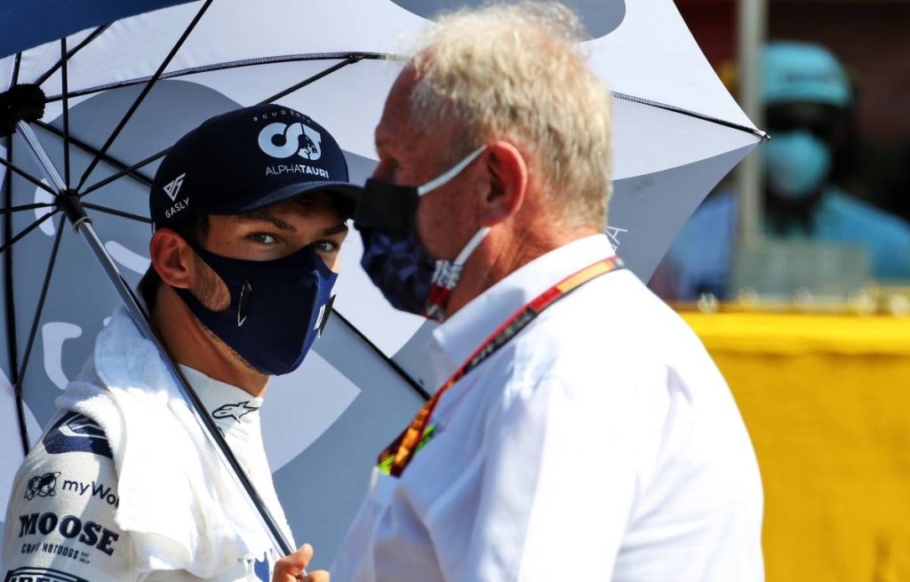 Pierre Gasly looks at Helmut Marko. Hungary 2021.