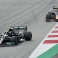 Valtteri Bottas [梅赛德斯]领导Sergio Perez [红牛]。奥地利六月2021年6月