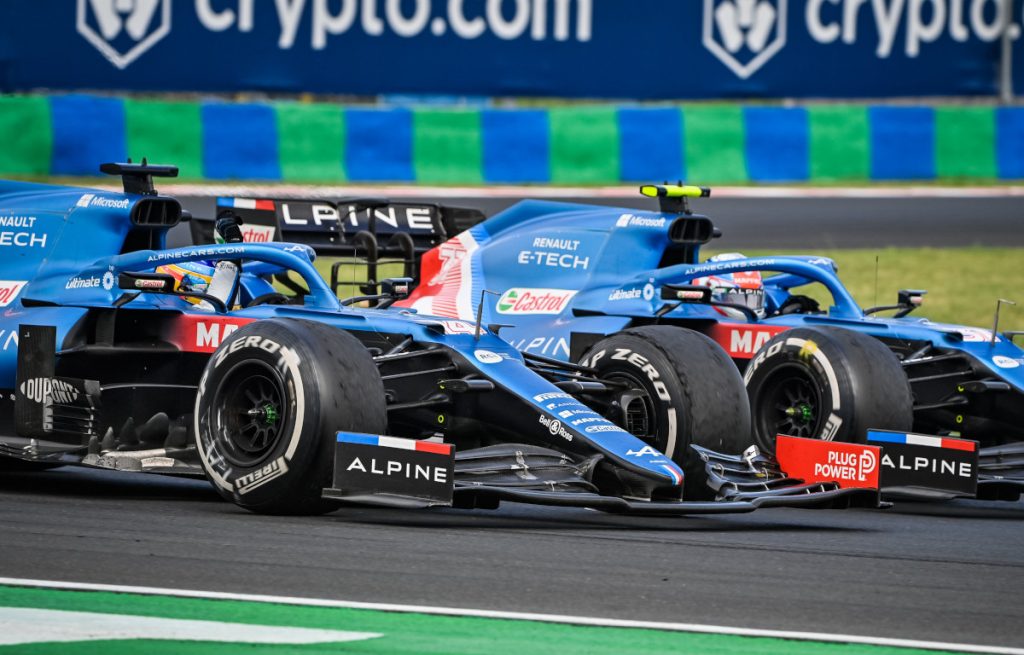 Fernando Alonso salutes Esteban Ocon. Hungary August 2021.