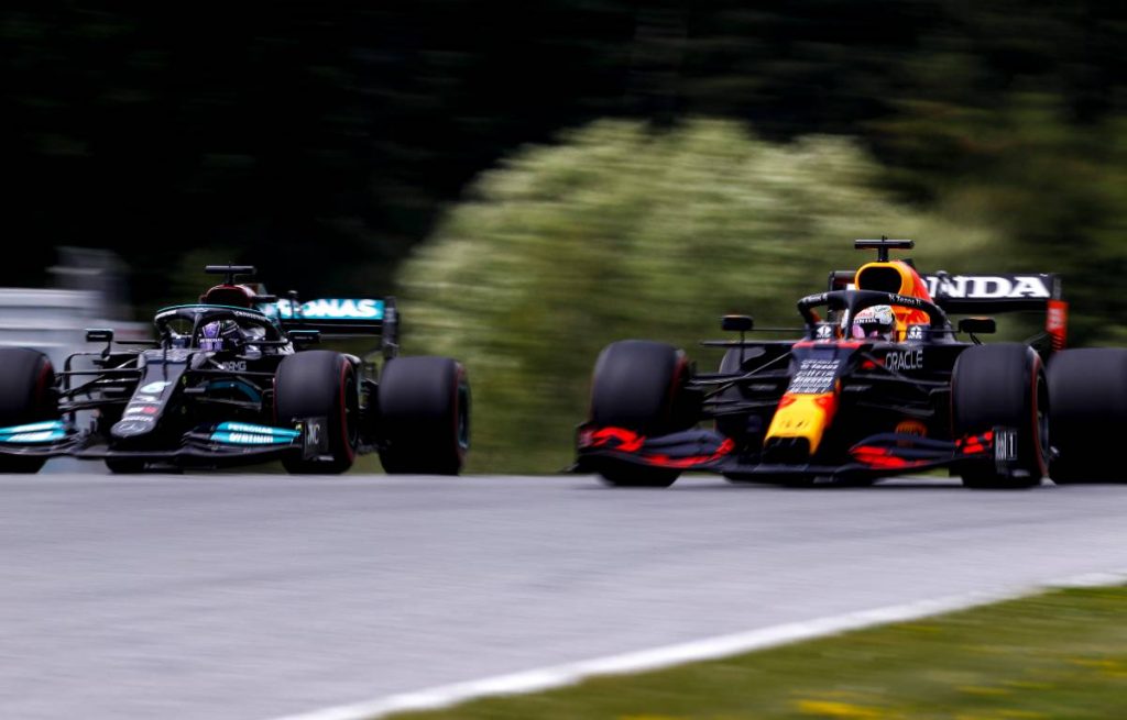 Max Verstappen alongside Lewis Hamilton, Styrian Grand Prix. Austria 2021.