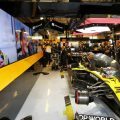 Daniel Ricciardo的雷诺汽车在车库里。阿布扎比，2020年12月。
