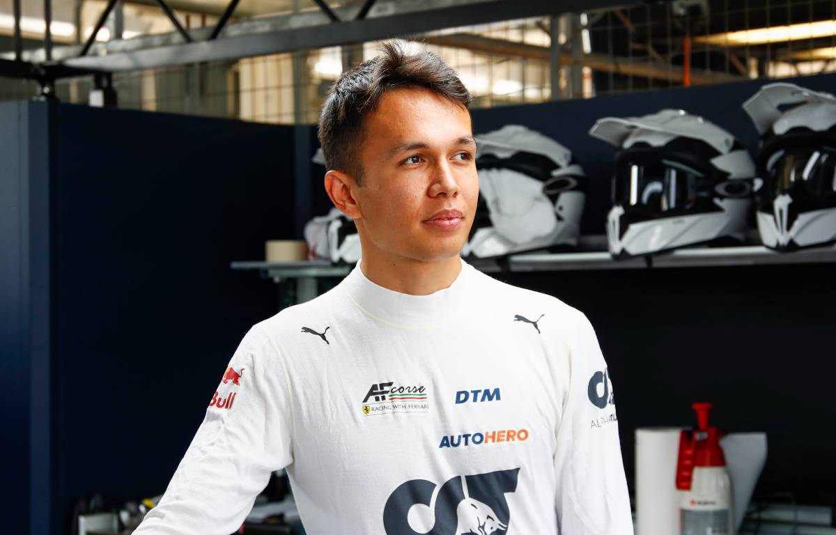 Alex Albon en el garaje del DTM.  Lausitzring julio de 2021.