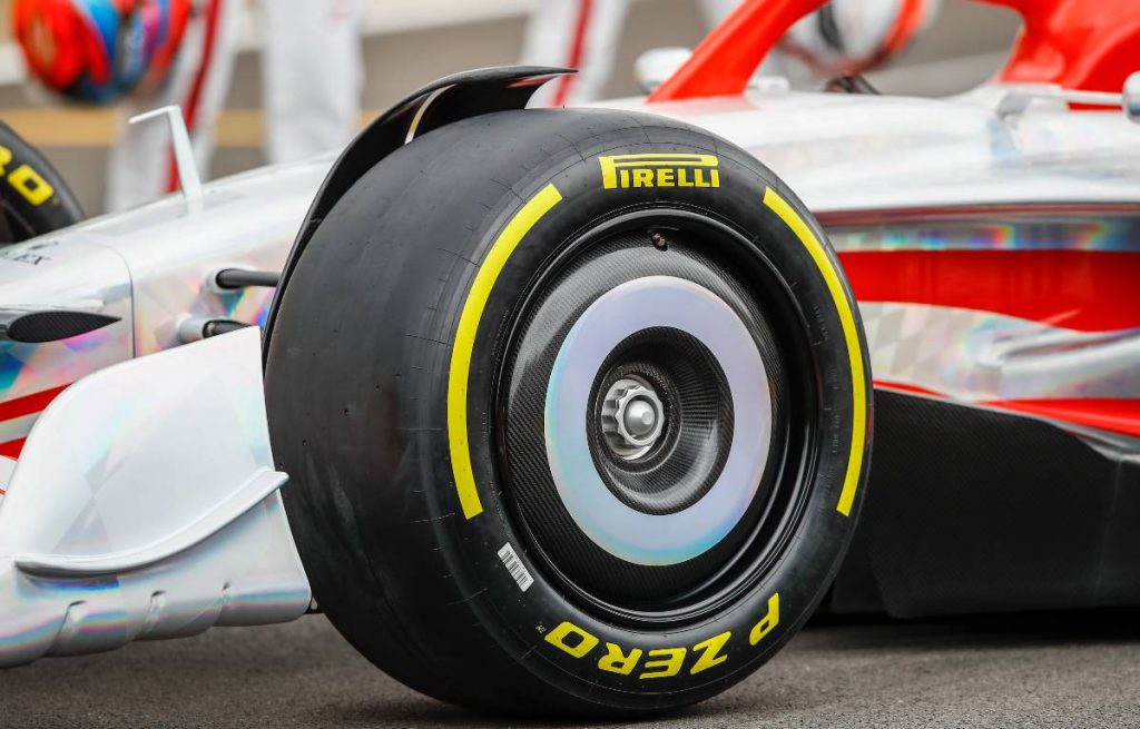 Pirelli want 2022 tyre tests while running in traffic