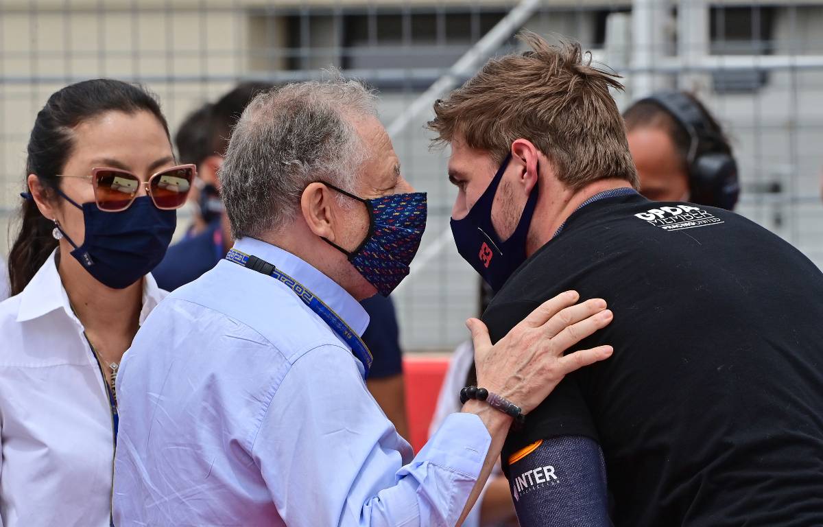 让·托德在法国大奖赛上与马克斯·维斯塔彭交谈。保罗·里卡尔2021年6月。