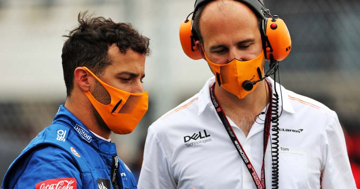 Daniel Ricciardo和Tom Stallard聊天