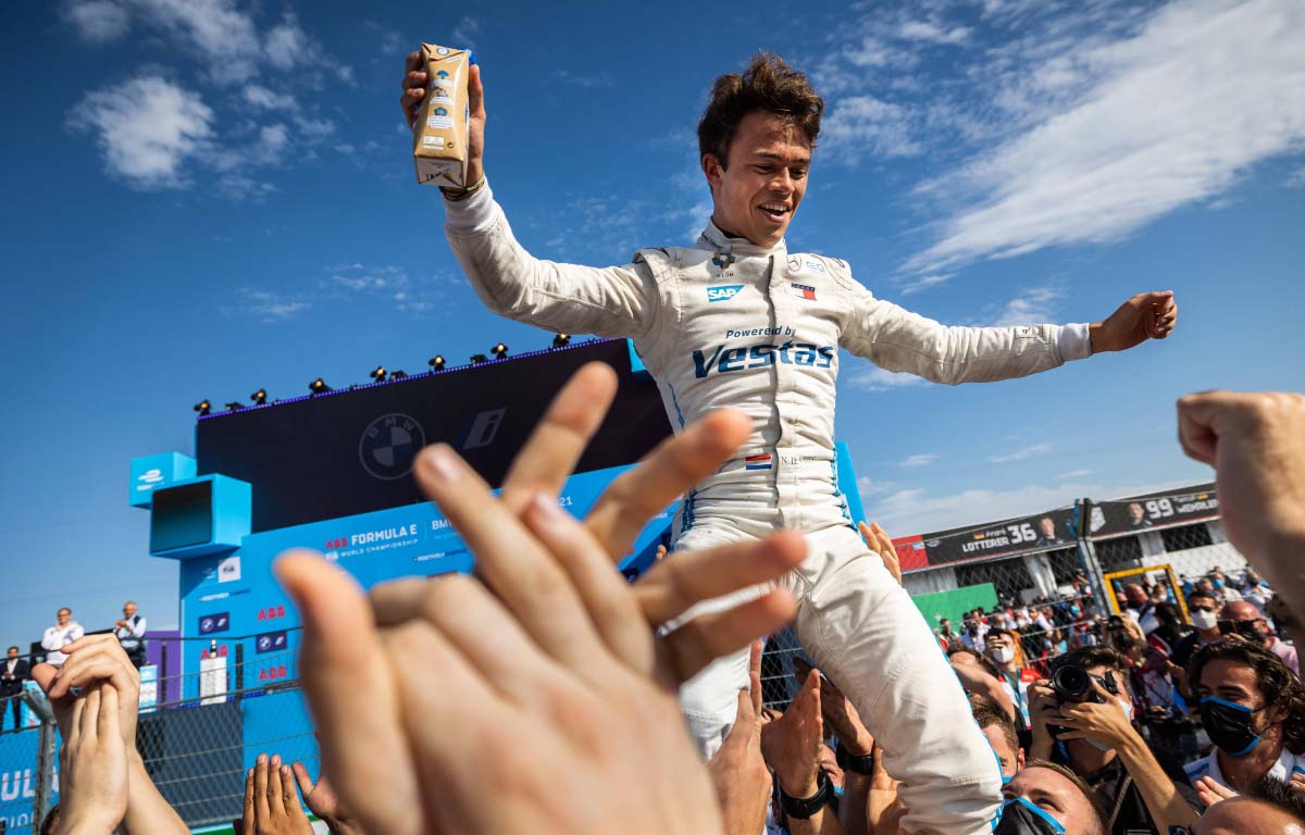 Nyck de Vries celebra ganar el título de Fórmula E.