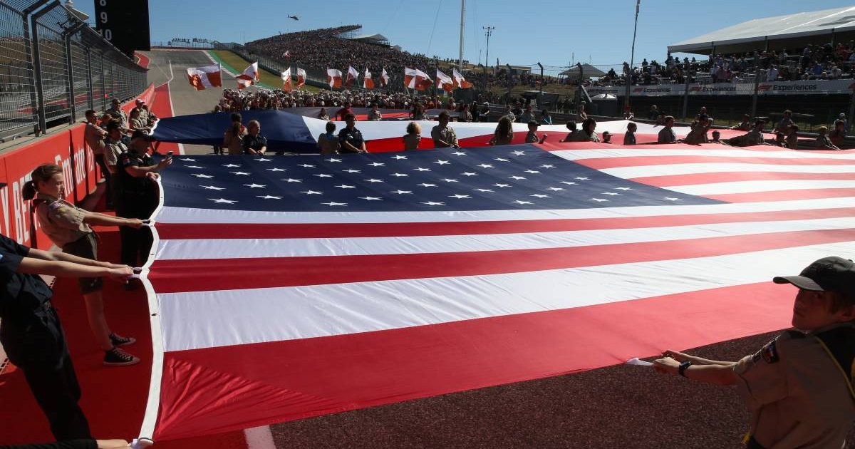 美国国旗插在美洲赛车场的主干道上。2019年11月，美国。