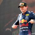 Max Verstappen指出了红牛标志，同时庆祝奥地利GP胜利。7月2021年。