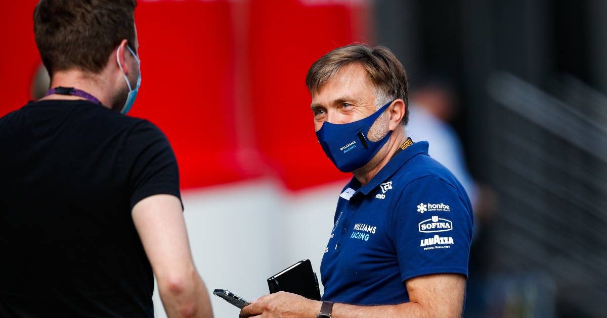 威廉姆斯车队负责人乔斯特·卡皮托于2021年7月在奥地利大奖赛红牛场的围场上讲话。