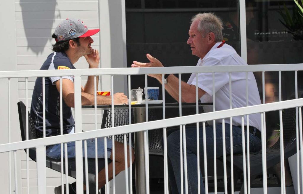 Carlos Sainz and Helmut Marko speak in 2016.