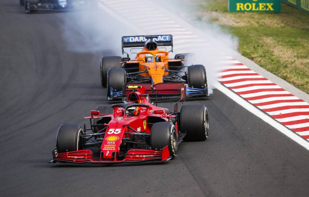 Carlos Sainz ahead of Daniel Ricciardo during the Hungarian GP. Hungaroring August 2021.